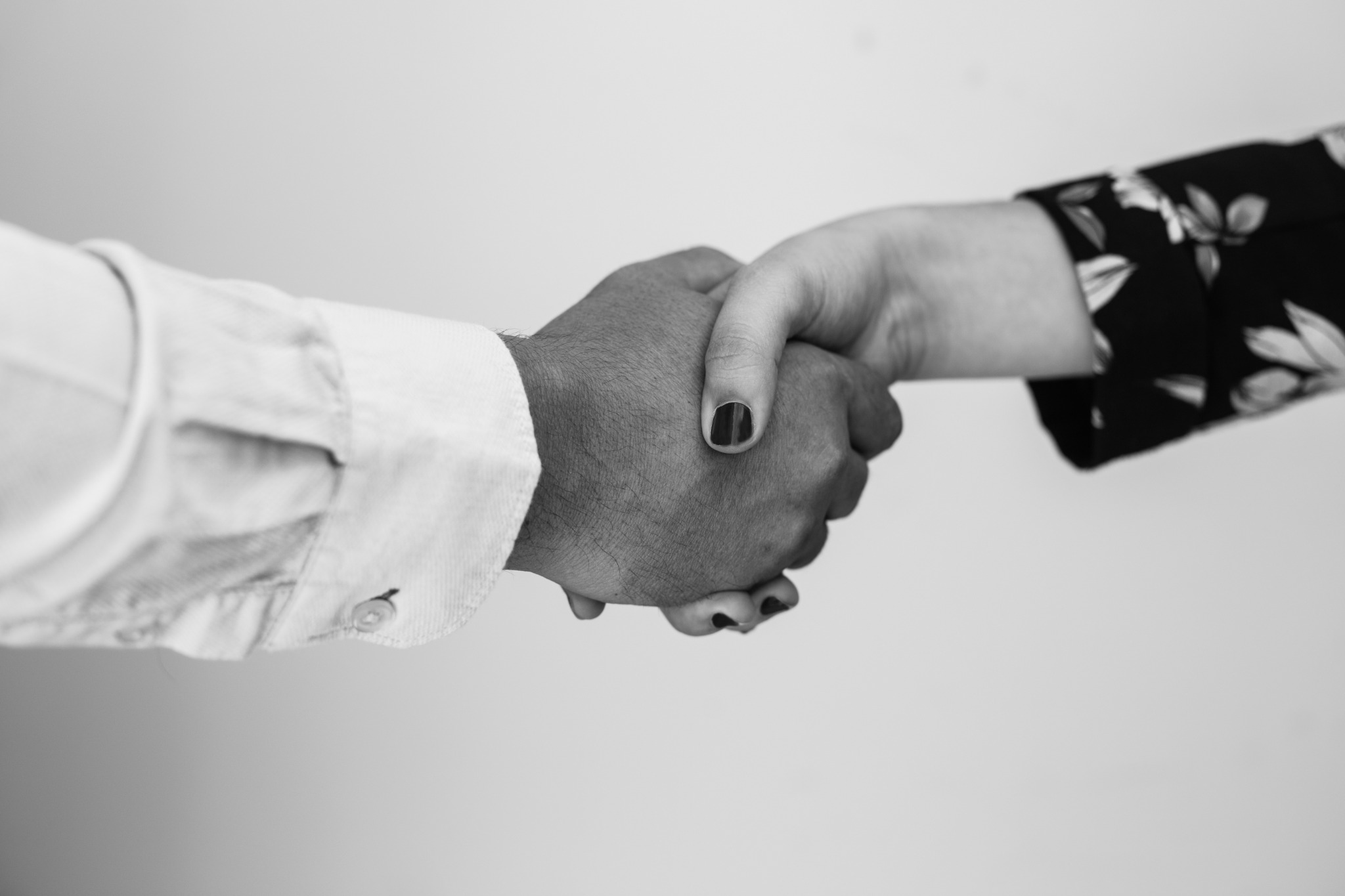 Poignée de main symbolisant l’aboutissement d’un projet immobilier